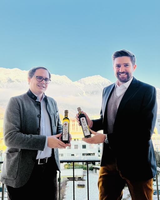 Jakob Grüner, Initiator der Olivenöl-Spendenaktionreut sich mit Lds.-Kdt. Thomas Saurer über die gelungene Schützen-Hilfsaktion für Sozialprojekte. | Foto: BTSK