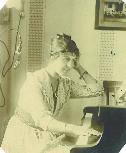 Ton für den Stummfilm: Am Klavier saß damals auch Ella Rehbichler (Mazanez). | Foto: Privatarchiv Erwin Pöppl