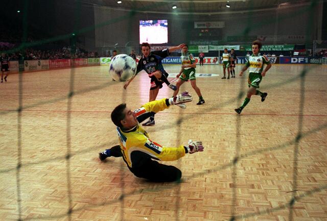 Eishalle einmal anders: In den 90ern wurde im "Bunker" auch Hallenfußball gespielt. | Foto: GEPA