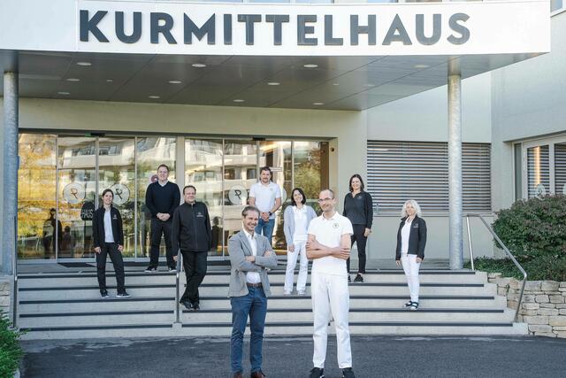 Franz Niederl (vorne re.) mit Reduce-Geschäftsführer Andreas Leitner und seinem Team. | Foto: Reduce Gesundheitsresort
