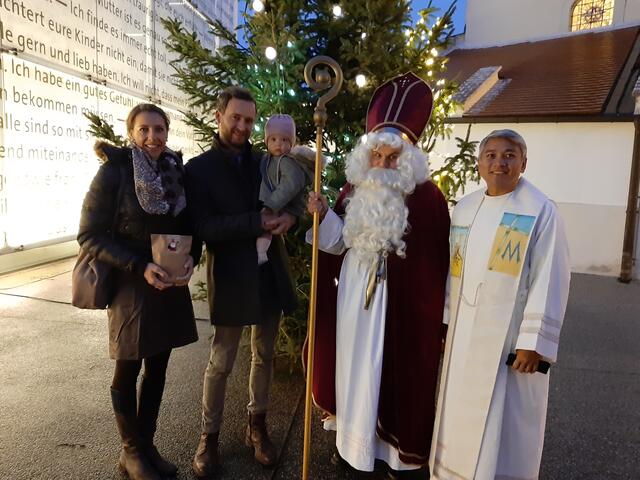 Auf Einladung der ÖVP Frauen hat der Hl. Nikolaus am 5. Dezember 2021 Podersdorf am See besucht. Gemeinsam mit den Podersdorfer Kindern und Pater Gabriel hat er einen kurzen Wortgottesdienst gefeiert. Selbstverständlich hatte der Hl. Nikolaus auch für jedes Kind ein Sackerl dabei, wie für Amelie Pamer am Foto mit ihren Eltern Tamara und Stefan, dem Hl. Nikolaus und Pater Gabriel. | Foto: Alexandra Moser