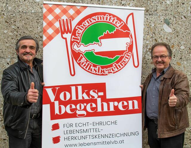 Leo Steinbichler (l.), Vereinsobmann Echt-Ehrlich, und Stellvertreter Franz Strasser freuen sich über bereits fast 50.000 Unterschriften. | Foto: Echt-Ehrlich
