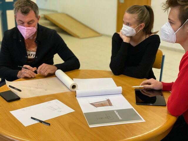Schüler und Lehrer der HTBLA arbeiten an zeitgemäßen Bushaltestellen im Salzkammergut. | Foto: HTBLA Hallstatt