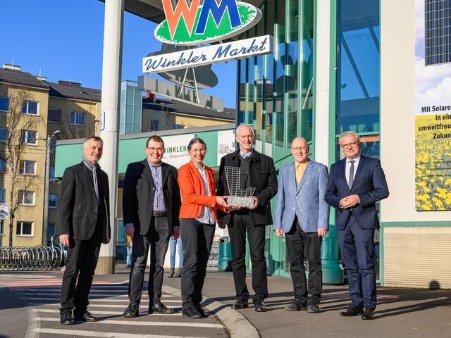WKO-Leiter Thomas Denk, Georg Strutz, Maria Strutz-Winkler, WKO-Obmann Klaus Schobesberger, Josef Strutz-Winkler, Bürgermeister Klaus Luger (v. l.). | Foto: Cityfoto