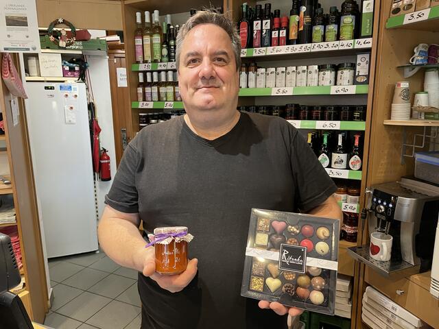 Auch Pralinen und Marmelade bietet Fritz Kohout an.