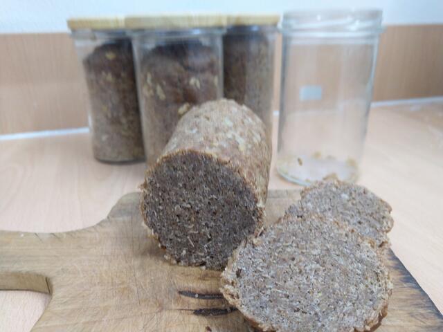 "Schwarzbrot im Glas" ist eine Variante Brot über Monate hinweg zu konservieren. Der Teig besteht aus Roggenvollkornmehl, Dinkelvollkornmehl, Roggenschrot  im Kochstück,  getrockneter Sauerteig..... Wird im offenen Glas gebacken und hält bis zu 6 Monate. 