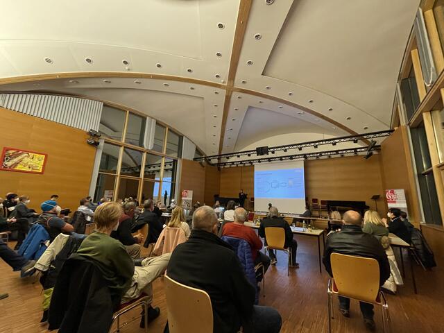 Besucher der Sitzung, Vertreter der Umlandgemeinden und des Tourismusverbandes, sowie der Gemeinderat von Reutte hörten den Ausführungen interessiert  zu. | Foto: Reichel