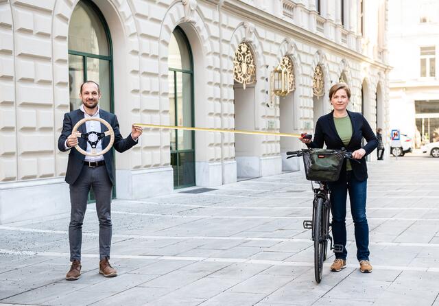 Die Grünen - LAbg. Alex Pinter und Vizebürgermeisterin Judith Schwentner – wollen aufs Rad setzen und fordern daher mehr Sicherheit, auch gesetzlich verankert. | Foto: Podesser