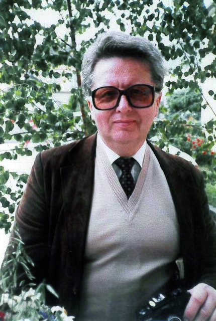 Karl Knoll jun., in der Hand mit einem Fotoapparat, dem geliebten Hobby. Im Cafe Wolf war er über Jahrzehnte als Stammgast nicht wegzudenken, er „hielt“ dort sozusagen Hof im Kreis seiner Freunde. | Foto: Privatarchiv Erwin Pöppl