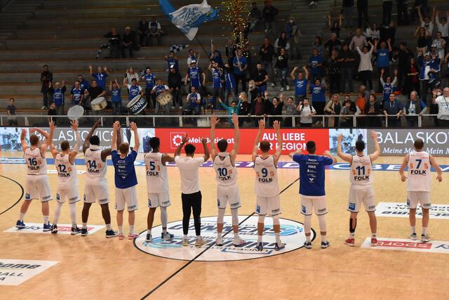 Die Unger Steel Gunners Oberwart feiern mit ihren Fans den grandiosen Sieg gegen BC Vienna. | Foto: Michael Strini