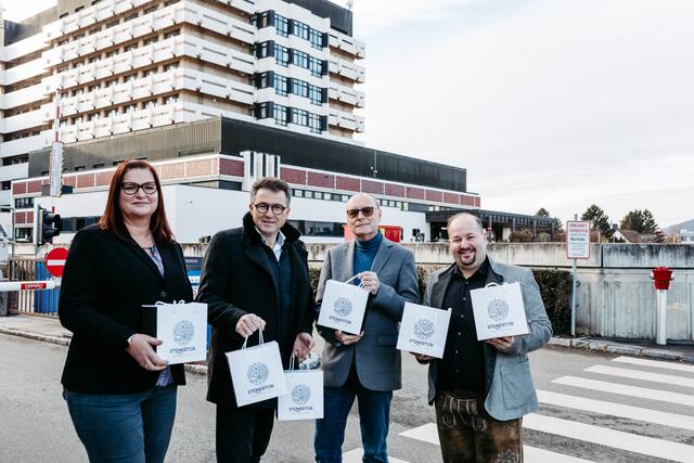 Übergabe von über 1.400 Gutscheinen der FMS Steinertor Gastronomie Betriebs GmbH an den Betriebsrat des Universitätsklinikums Krems: Petra Jedlicka (Betriebsrat UK Krems), Othmar Seidl (FMS), Josef Sattler (Betriebsrat UK Krems) und Thomas Kalchhauser (FMS).  | Foto: privat