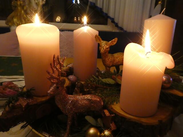 Es brennen drei Kerzen, sie strahlen in die Welt hinein,
Hoffnung auf Friede, Freude und Wärme sollen erfreu'n.
Ein Licht das strahlt kann auch Wärme geben,
Strahlen und Wärmen sei in EUER ALLER Leben.
Das wünsch ich euch zum 3. Adventsonntag dem "Gaudete"- Freut euch im Herrn