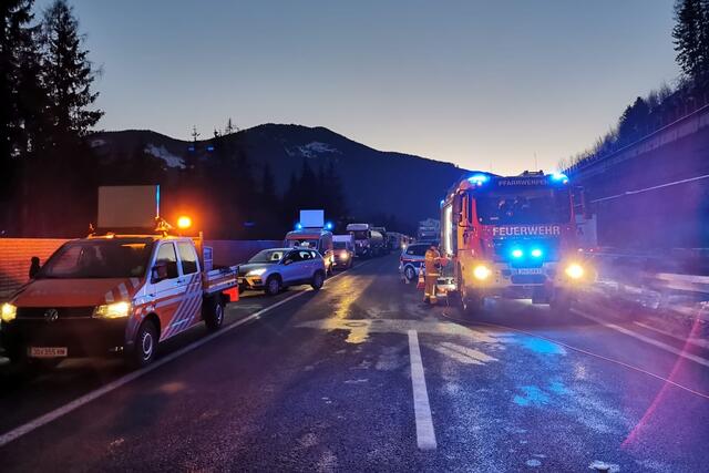 Sechs Fahrzeuge und 32 Mann der Feuerwehren Pfarrwerfen und Werfen waren vor Ort. | Foto: Feuerwehr Pfarrwerfen