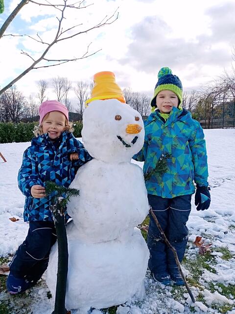 Tina und Julian Fasching aus Deutsch Minihof freuen sich über den Schnee und präsentieren stolz ihren Schneemann.  | Foto: Andrea F. 