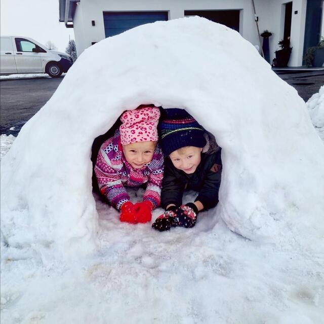 Die Zwillinge Therese und Maximilian Dolmanits haben mit viel Freude und Elan ein Schneehaus gebaut. Die beiden hatten großen Spass dabei.  | Foto: Michaela D. 