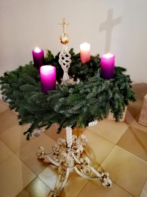 Wünsche allen einen schönen 4.Adventsonntag.( Adventkranz in der Pfarrkirche zum Heiligen Josef in Mogersdorf.)  | Foto: Elisabeth Paukovitsch