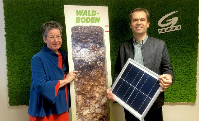 Regina Petrik und Wolfgang Spitzmüller zeigen bildlich vor, auf welche Themen die Grünen setzen: Bodenschutz und Photovoltaikausbau auf Dächern | Foto: Grüne