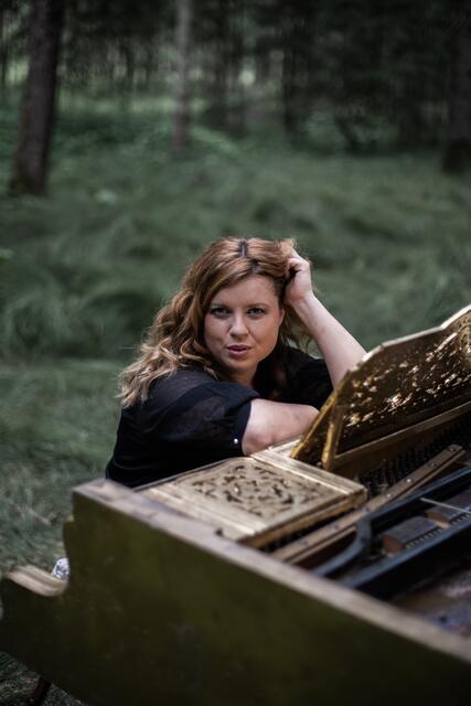 Simone Kopmajer gastiert am 24. März im Stadtsaal Vöcklabruck, am 29. Juli ist sie beim Attergauer Kultursommer zu hören. | Foto: tinksi