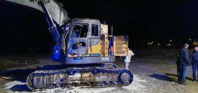 Ein Vandale (oder mehrere) haben womöglich ihren Frust über das Bauvorhaben Murkraftwerk bei Baumaschinen ausgelassen. | Foto: Steiner Bau