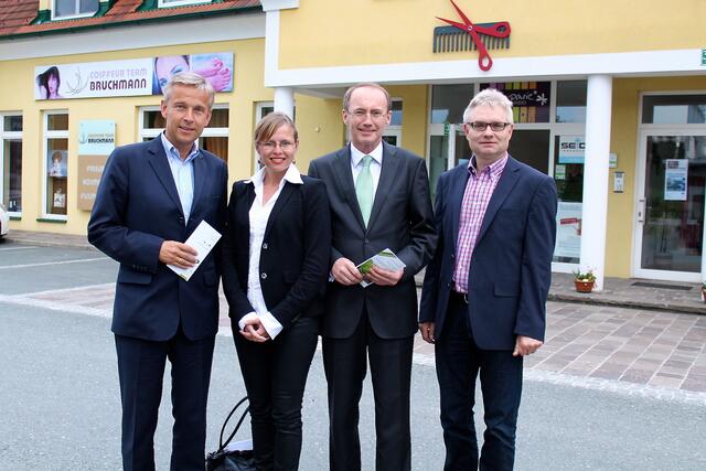 Bgm. Hermann Grassl mit EU-Parlamentarier Othmar Karas, BM a.D. Beatrix Karl und NR Reinhold Lopatka. | Foto: Alfred Mayer