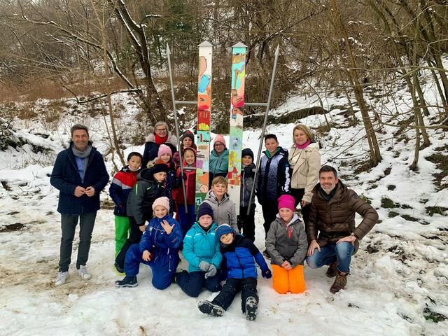 Die Volksschüler mit Direktor Haimburger, Künstlerin Zikulnig, Lehrerin Ammann und Bürgermeister Lakounigg bei ihrem Kunstprojekt | Foto: Privat