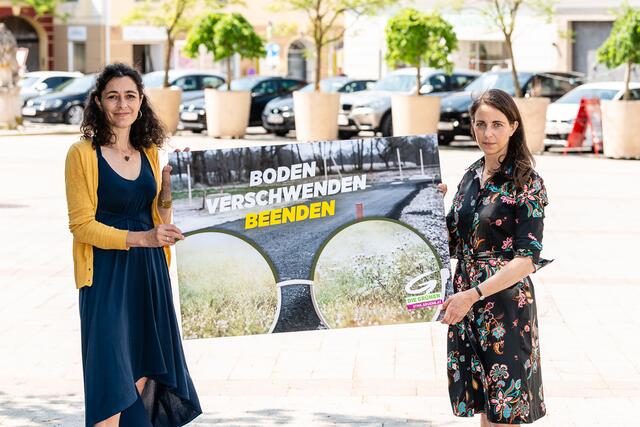 Sandra Krautwaschl (l.) und Katharina Schellnegger (r.) in Gleisdorf. | Foto: Philipp Podesser