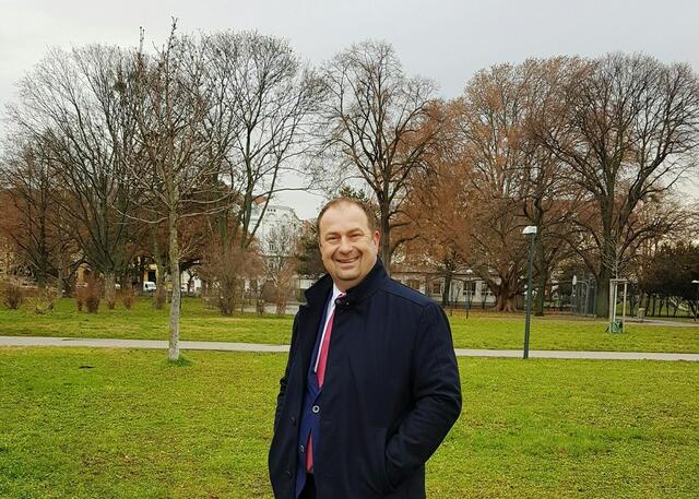 Bezirksvorsteher Alexander Nikolai (SPÖ) in der Venediger Au. Hier entsteht mit Baustart 2022 die neue Leopoldstädter Sport &amp; Fun Halle. 
 | Foto: BV2