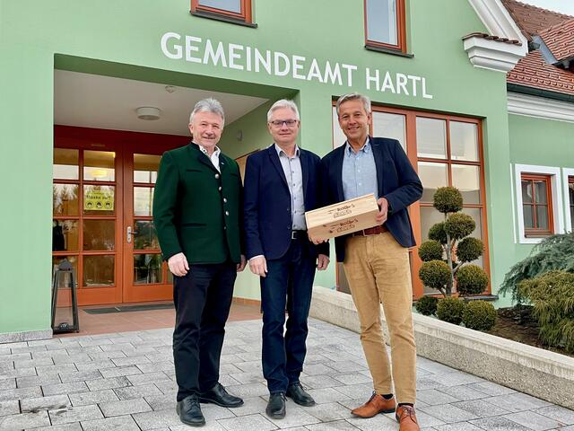 NR Reinhold Lopakta und LAbg. Hubert Lang gratulierten Bgm. Hermann Grassl zum Bürgermeister-Jubiläum. | Foto: Alfred Mayer