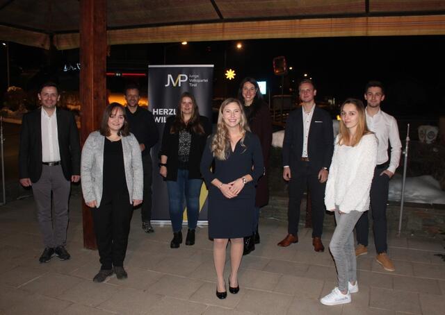 Im Bild hinten v.l.:  Bgm. Karl Mühlsteiger, LA Florian Riedl, Katharina Hollauf, Landtagsvizepräsidentin &amp; Landesobfrau der JVP Tirol Sophia Kircher, Andreas Hilber und Johannes Jenewein, vorne v.l.: Anna Katharina Obojes, Julia Wieser und Maria Obojes | Foto: JVP Wipptal