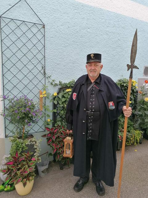 Herbert Ginterseder ist jetzt als Nachtwächter mit der Original-Helmbarde unterwegs. | Foto: Ginterseder