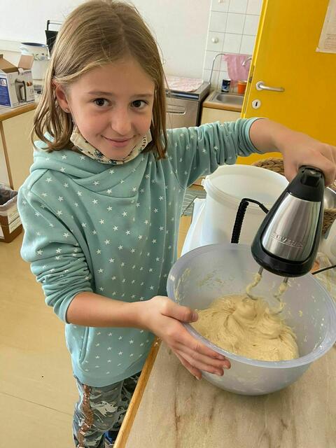 Beim Allerheiligenstriezel-Backen im Hort | Foto: Stadtgemeinde Oberwart