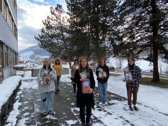 Die Siegerinnen des Lebkuchenwettbewerbs mit ihren umgesetzten Entwürfen, hinten die Projektleiterinnen Marita Gandler und Gabriele Schuster.   Foto: HBLW Wirtschaftswerkstatt