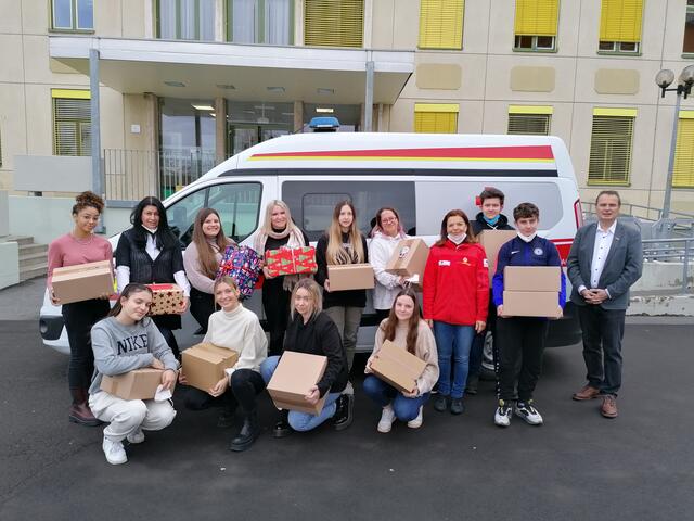 Die Feldbacher Landesberufsschüler:innen – hier mit Direktor Franz Winkler (r.) – übergaben ihre Paketen  an das Rote Kreuz. | Foto: LBS Feldbach