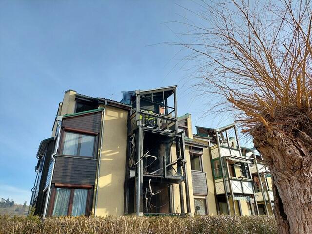 Das Wohnhaus in Stalhofen wurde stark beschädigt, drei Balkone sind fast ausgebrannt.