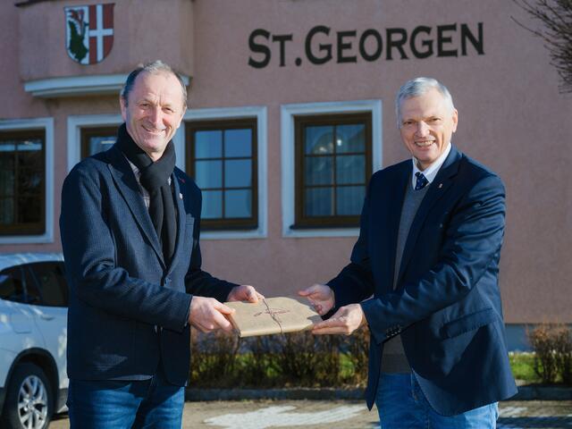 Der Bürgermeister von Sankt Georgen Franz Gangl (links) konnte zu seinem sechzigsten Geburtstag aufgrund der Corona – Pandemie kein Fest veranstalten. Einige seiner Freunde gratulierten ihm persönlich „mit Abstand“, darunter der Bezirksobmann der Flachgauer Volkspartei Josef Schöchl (rechts). | Foto: Manuel Horn