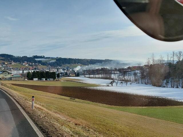 Schon von weitem sahen die Einsatzkräfte die Rauchwolke über Stallhofen.