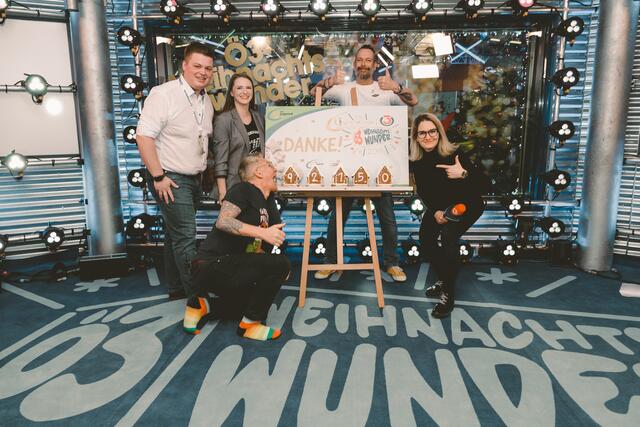 Landjugend Landesleiterin Kerstin Lechner und Landesobmann Lorenz Reisinger bei der Übergabe an das Ö3 Weihnachtswunder. | Foto: Martin Krachler