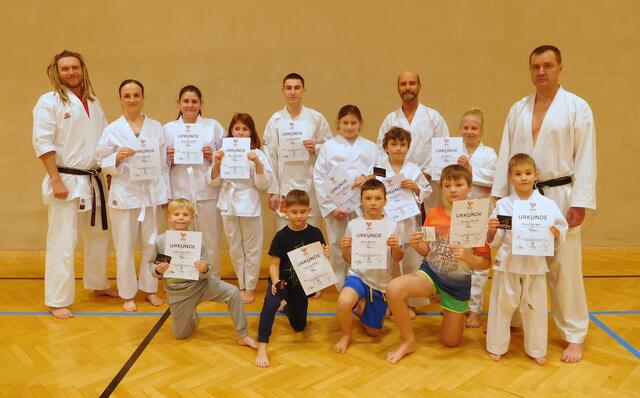 Die Trainer und Prüfer mit den zwölf Karate-Neueinsteigern, die ihren ersten Gürtel verdienten. | Foto: Sportunion Köflach