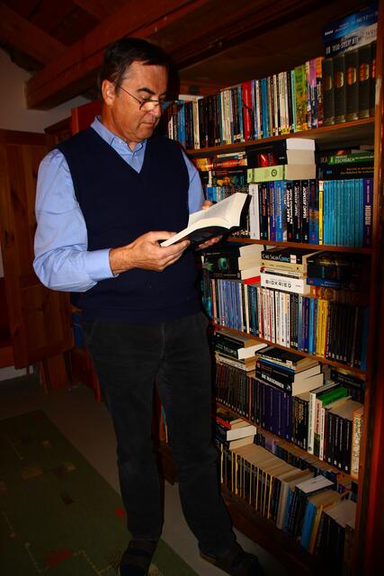 Der Salzburger Hermann Söllner verfügt über eine beachtliche Privat-Bibliothek, in der er die einzelnen Bereiche dieses Genres gesammelt hat.