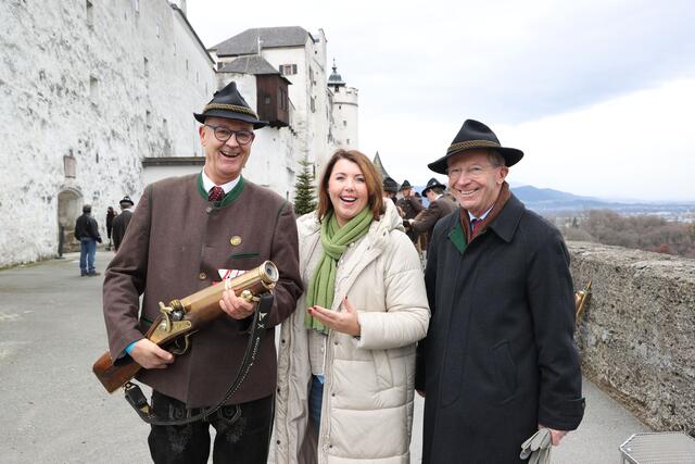 Schützenhauptmann Christian Zinnburg, Landtagsabgeordnete Michaela Bartel und Landeshauptmann Wilfried Haslauer. | Foto: Land Salzburg / Franz Neumayr 