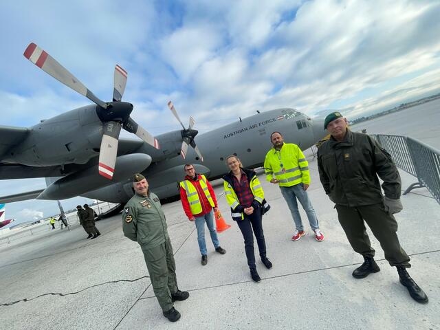 Anton Waldner (Salzburger Militärkommandant, rechts), Brigadier Gerfried Promberger (Kommandant der Luftstreitkräfte, links), Flughafensprecher Alexander Klaus, Rainer Pusch (Impfkoordinator Land Salzburg) und Victoria Achatz (Impfdisposition Land Salzburg) bei der Impfaktion auf dem Salzburger Flughafen in der Hercules C130.  | Foto: Land Salzburg / Franz Neumayr