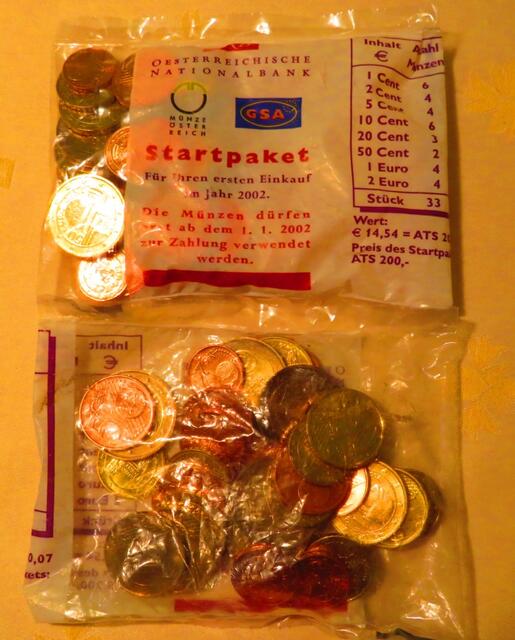 Diese "Starterpakete mit allen Euro Münzen wurden in den Banken ausgegeben.