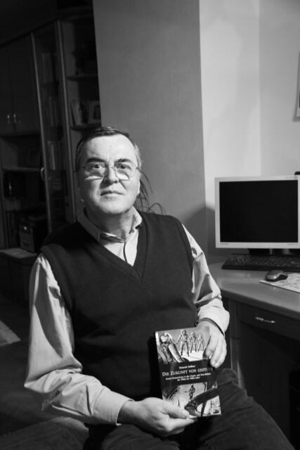 „Ich will mit meinem Buch sowohl Sammlern als auch wissenschaftlich Tätigen ein Nachschlagewerk über eine wichtige Periode in der deutschen SF-Geschichte anbieten“, sagt der Autor Hermann Stöllner.