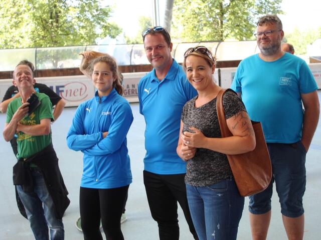 In der Mitte Familie Melanie, Markus und Conny Leiter.