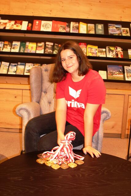 Wir präsentieren Melanie Leiter mit ihrer enormen Medaillen Sammlung und gratulieren auf das Herzlichste!