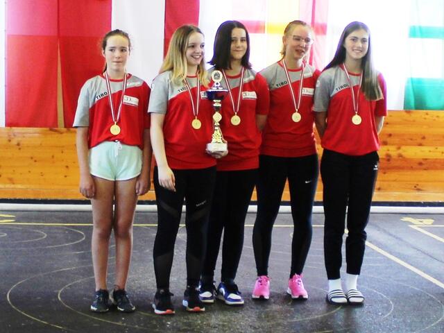 Melanie Leiter mit Team ÖM U-19w Gold