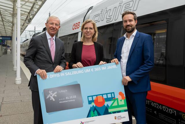 Landeshauptmann Wilfried Haslauer, Bundesministerin Leonore Gewessler und Landesrat Stefan Schnöll bei der Präsentation des Klimatickets Salzburg. | Foto: Land Salzburg/Neumayr/Hofer