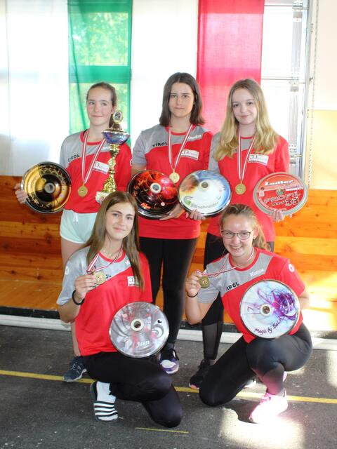 Melanie Leiter mit Team ÖM U-19w Gold