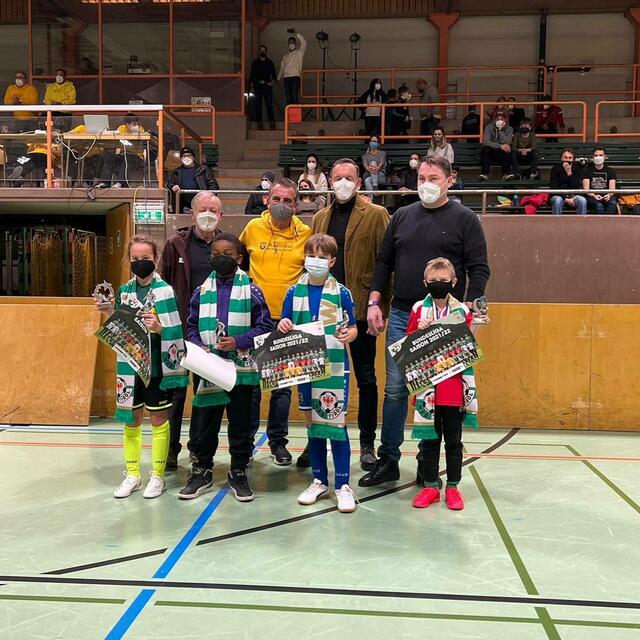 Dream-Team U9: Lea (FC Kitzbühel), Roberto (IAC), Max (SV Ohlstadt) und Maximilian (FC Wacker) mit Günther Mitterbauer (Sportunion), Herbert Lener (Union), Alexander Stark (Generali) und Stefan Köck (WSG Tirol). | Foto: FCK