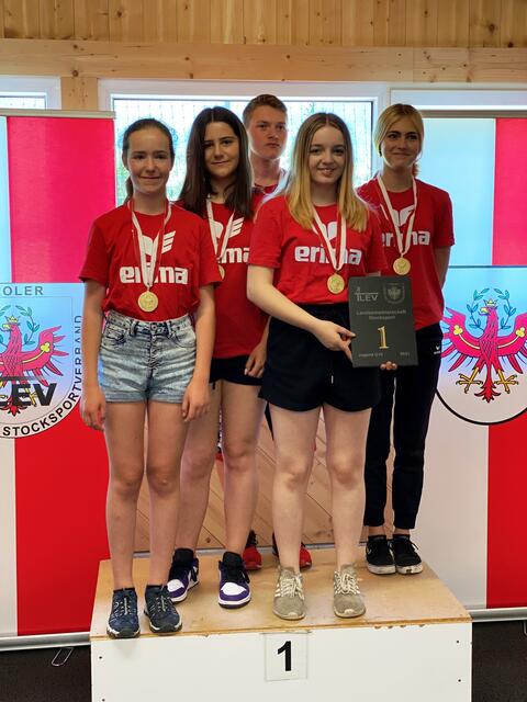 Melanie Leiter mit Team LM U-16alg. Gold